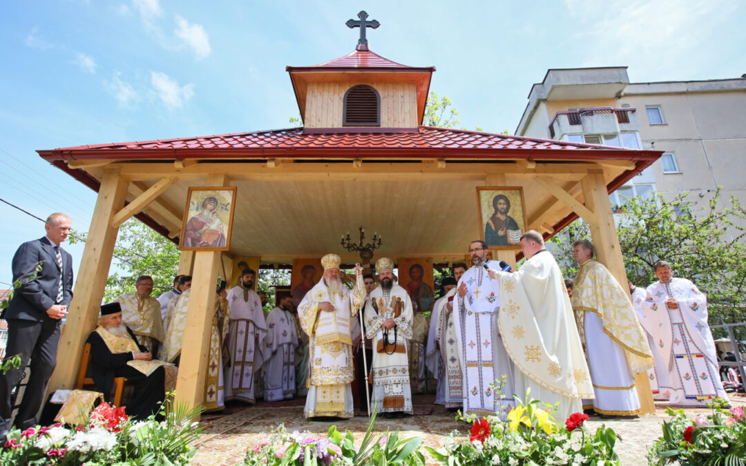 Biserica „Pogorârea Sfântului Duh” din cartierul clujean Zorilor, sfinţită de trei ierarhi ai Bisericii Ortodoxe Române
